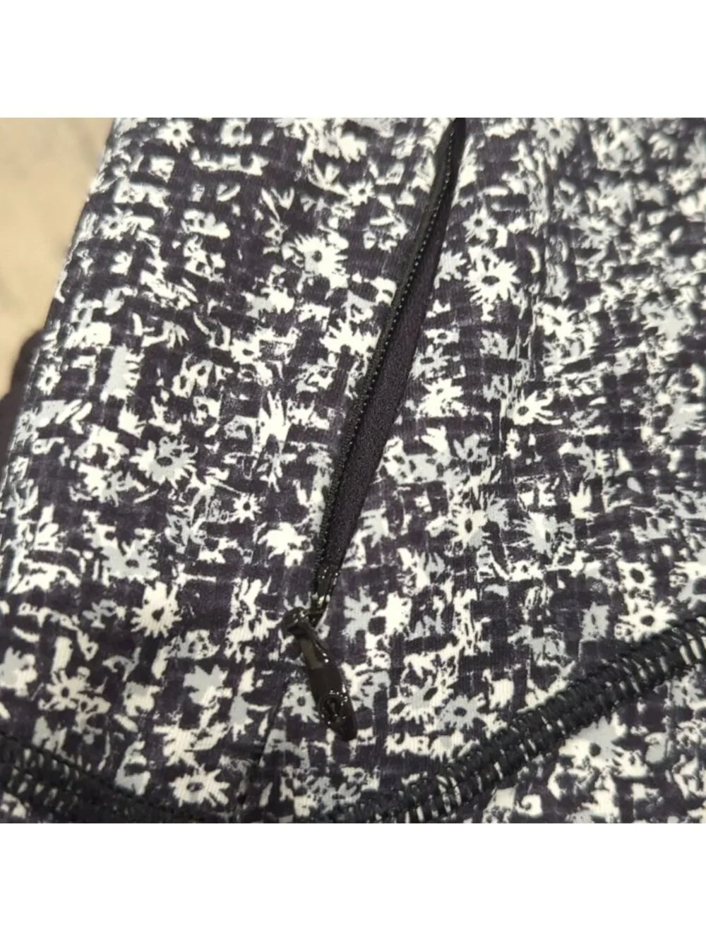Lululemon Sole Training Crop Daisy Dust Alpine White Black / Black